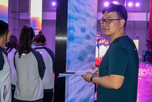 5李烨引导学生入场 5李烨引导学生入场