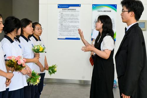 7班主任陈司宇叮嘱学生 7班主任陈司宇叮嘱学生