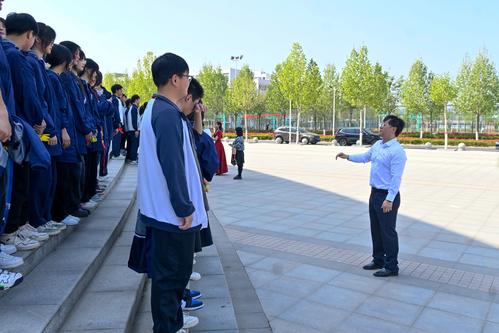 8班主任李智龙调整班级队形 8班主任李智龙调整班级队形