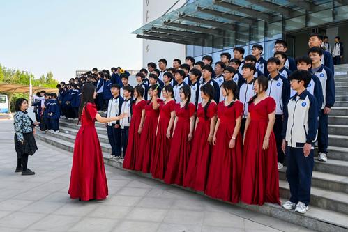 9班主任李东晓带领学生排练 9班主任李东晓带领学生排练