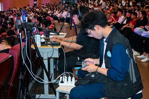 10新媒体工作室学生直播中 10新媒体工作室学生直播中