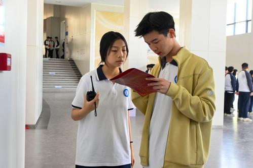 11学生干部刘诗雨、尹一博引导各班学生候场 11学生干部刘诗雨、尹一博引导各班学生候场