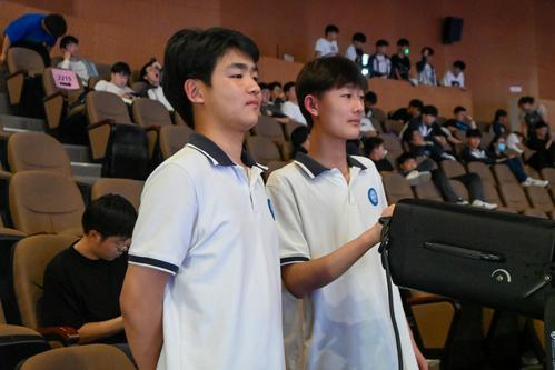 12学生干部张涵辉、冯尚杰认真管理灯光 12学生干部张涵辉、冯尚杰认真管理灯光