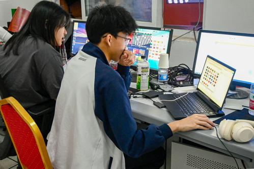 13学生干部张淑玉等人认真调试音乐 13学生干部张淑玉等人认真调试音乐
