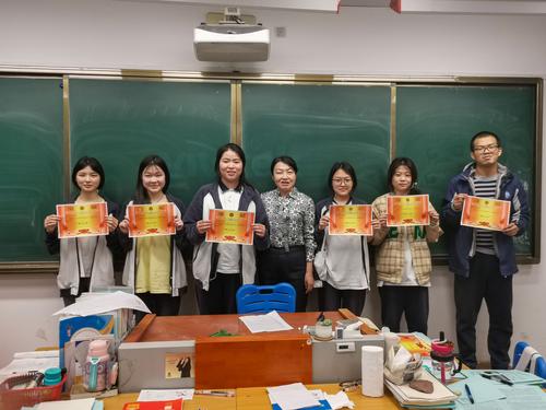 1班主任和获奖学生合影 1班主任和获奖学生合影