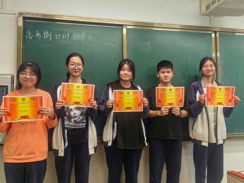 2获奖学生合影 2获奖学生合影