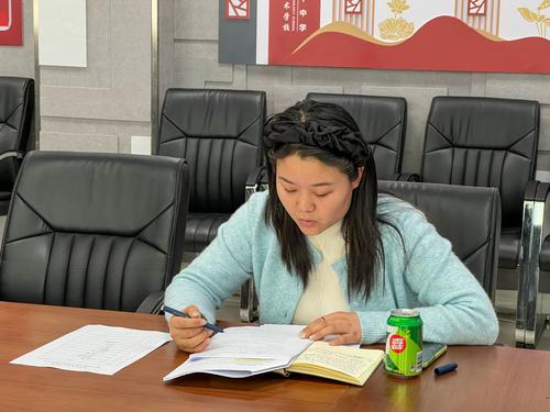 2赵迪曼老师进行班级管理汇报 2赵迪曼老师进行班级管理汇报