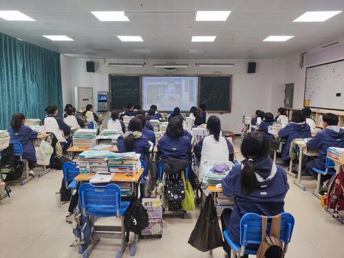 3学生认真观看 3学生认真观看