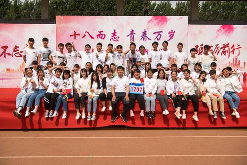 3杨梦君(第二排右一)参加学校组织十八岁成人礼活动 3杨梦君(第二排右一)参加学校组织十八岁成人礼活动