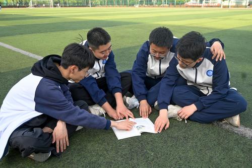 学生们读书的身影在校园内处处可见 学生们读书的身影在校园内处处可见