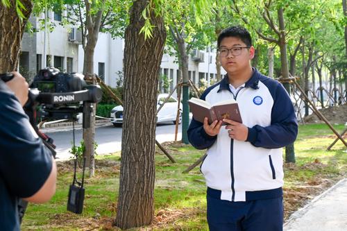 学生在镜头前分享自己的读书心得 学生在镜头前分享自己的读书心得