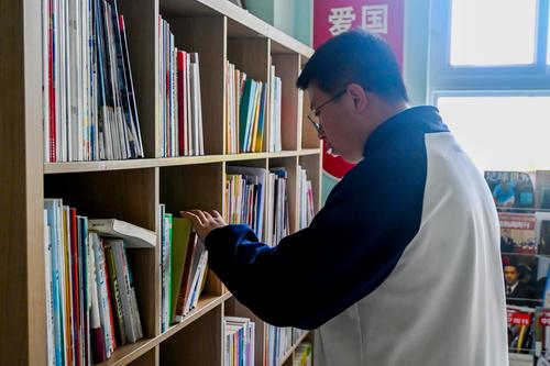学生在学校书吧查阅书籍 学生在学校书吧查阅书籍