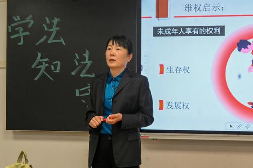 2软件应用部主任董丽红宣讲法律知识 2软件应用部主任董丽红宣讲法律知识