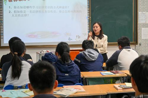 3学校心理辅导老师李月皎向同学们讲解心理健康相关知识 3学校心理辅导老师李月皎向同学们讲解心理健康相关知识