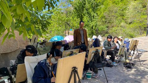 5教师察看学生写生 5教师察看学生写生