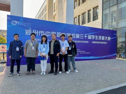 辅导老师与参赛队员合影 辅导老师与参赛队员合影