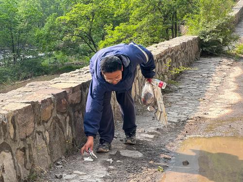 4学生们主动清理路边垃圾 4学生们主动清理路边垃圾