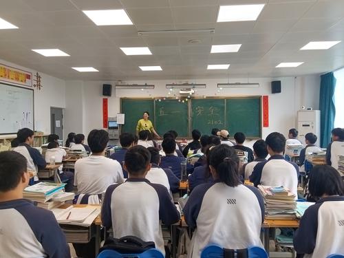 1班主任王平主持班会 1班主任王平主持班会