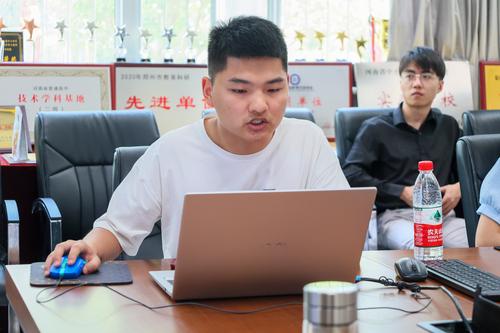 2新道科技股份有限公司工程师吴举贤吴举贤为参会人员讲解大数据技术应用线上平台 2新道科技股份有限公司工程师吴举贤吴举贤为参会人员讲解大数据技术应用线上平台