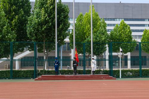 1校国旗护卫队升旗