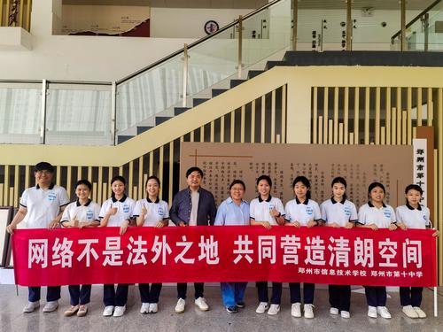 2.参赛同学与辅导老师合影留念 2.参赛同学与辅导老师合影留念