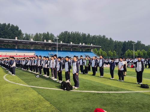 1高三师生面向国旗,行注目礼 1高三师生面向国旗,行注目礼