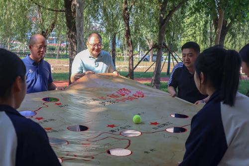 5校领导参与重走长征路趣味活动 5校领导参与重走长征路趣味活动