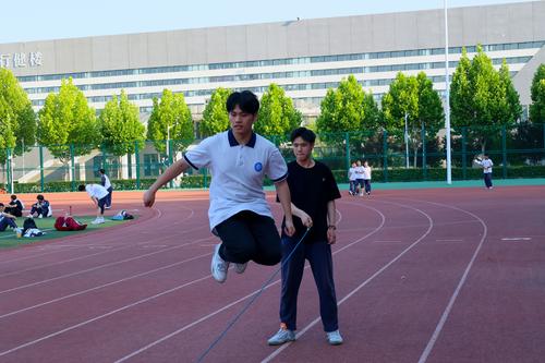 3学生参加跳大绳比赛 3学生参加跳大绳比赛