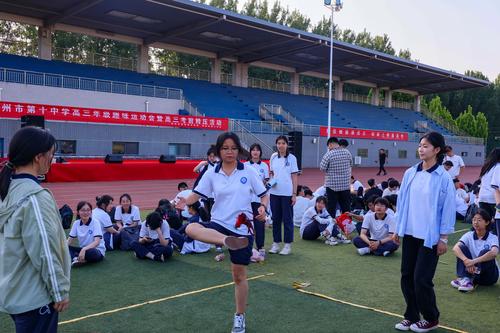 4学生参加踢毽子比赛 4学生参加踢毽子比赛