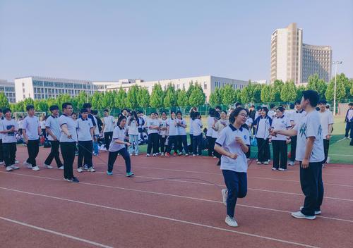 5学生参加跳大绳比赛 5学生参加跳大绳比赛