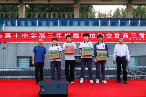 9学校领导为获奖学生发放奖品 9学校领导为获奖学生发放奖品