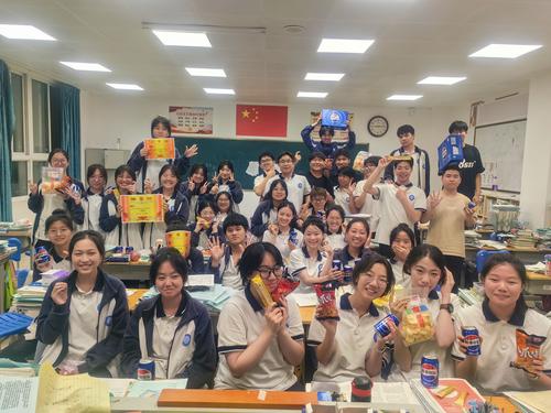 12学生和“运动成果”合影 12学生和“运动成果”合影