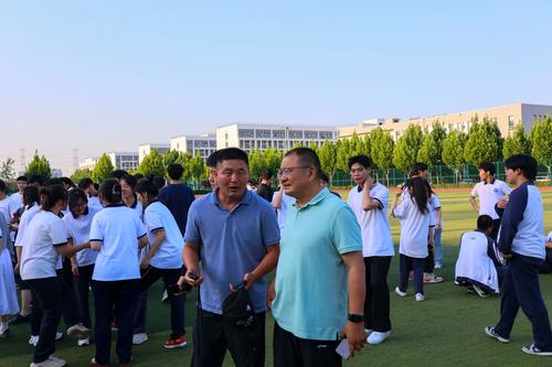 7党委书记邵元辉、教务处主任高保军观赛 7党委书记邵元辉、教务处主任高保军观赛