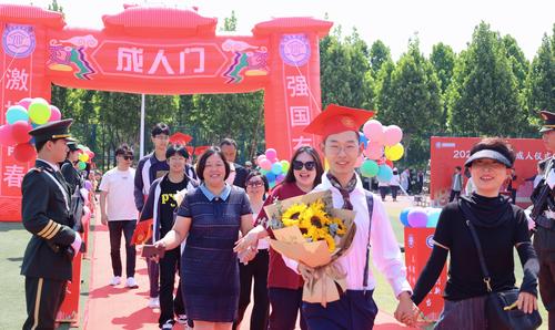 家长陪学生一同过成人门