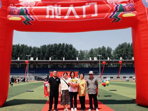 学生及家长开心留影 