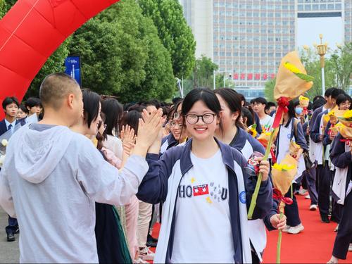 4高三学子与老师击掌 4高三学子与老师击掌