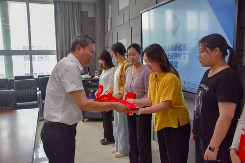 3张继波为获奖老师颁奖 3张继波为获奖老师颁奖