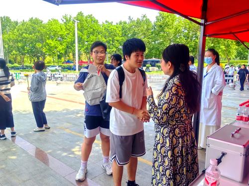 2送考老师进行答疑解惑 2送考老师进行答疑解惑
