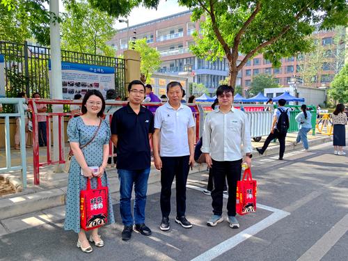 2.学校领导为教师送“礼包” 2.学校领导为教师送“礼包”
