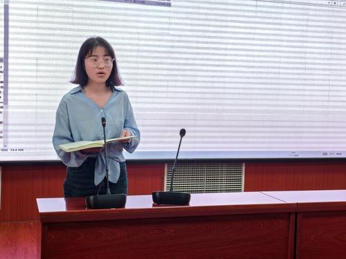 5胡锦婷老师在分享自己的学习感悟 5胡锦婷老师在分享自己的学习感悟