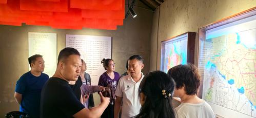 2党员教师们在参观引丹会战纪念馆 2党员教师们在参观引丹会战纪念馆