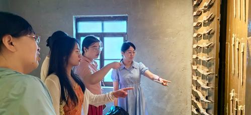 3党员教师们在参观引丹会战纪念馆 3党员教师们在参观引丹会战纪念馆
