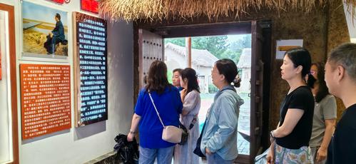 4党员教师们在参观引丹会战纪念馆 4党员教师们在参观引丹会战纪念馆
