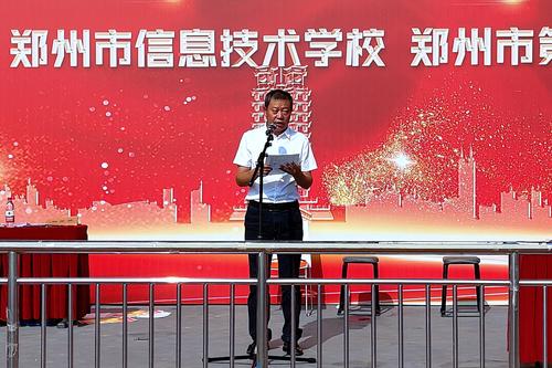 6副校长张继波宣读获奖名单 6副校长张继波宣读获奖名单