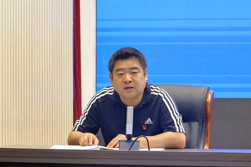 2校办公室主任王华主持大会 2校办公室主任王华主持大会