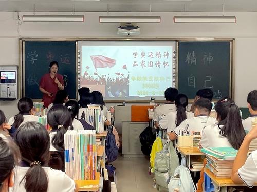 1李新华老师在精心召开“开学第一课” 1李新华老师在精心召开“开学第一课”