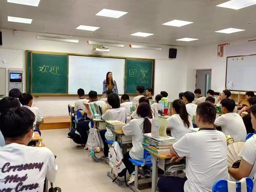 5苏峻冉老师在精心召开“开学第一课” 5苏峻冉老师在精心召开“开学第一课”