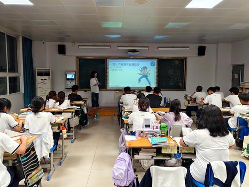 6胡锦婷老师在精心召开“开学第一课” 6胡锦婷老师在精心召开“开学第一课”