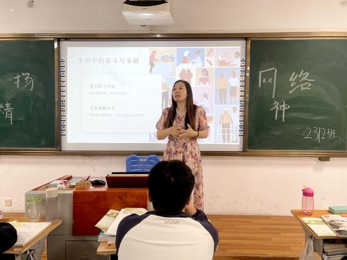 1班主任张静媛向同学们讲解网络法律法规 1班主任张静媛向同学们讲解网络法律法规