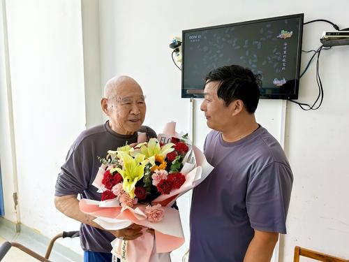 1副校长郑棣代表学校领导慰问离休教师 1副校长郑棣代表学校领导慰问离休教师